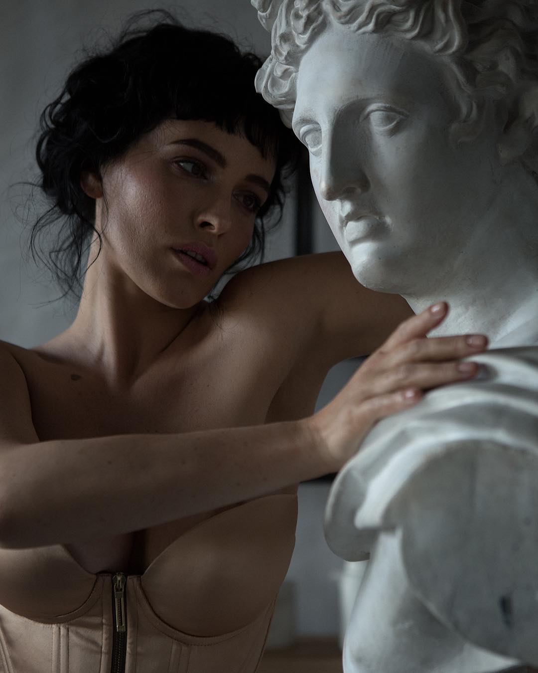 Античная богиня: Даша Астафьева в корсете и трусиках сразила чувственной фотосессией